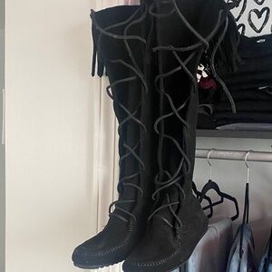 Minnetonka Black Lace-Up Women's Boots
